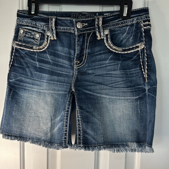MISS ME BUCKLE MID CURVY STRETCH Denim shorts frayed hem Size 26 - Picture 2 of 8
